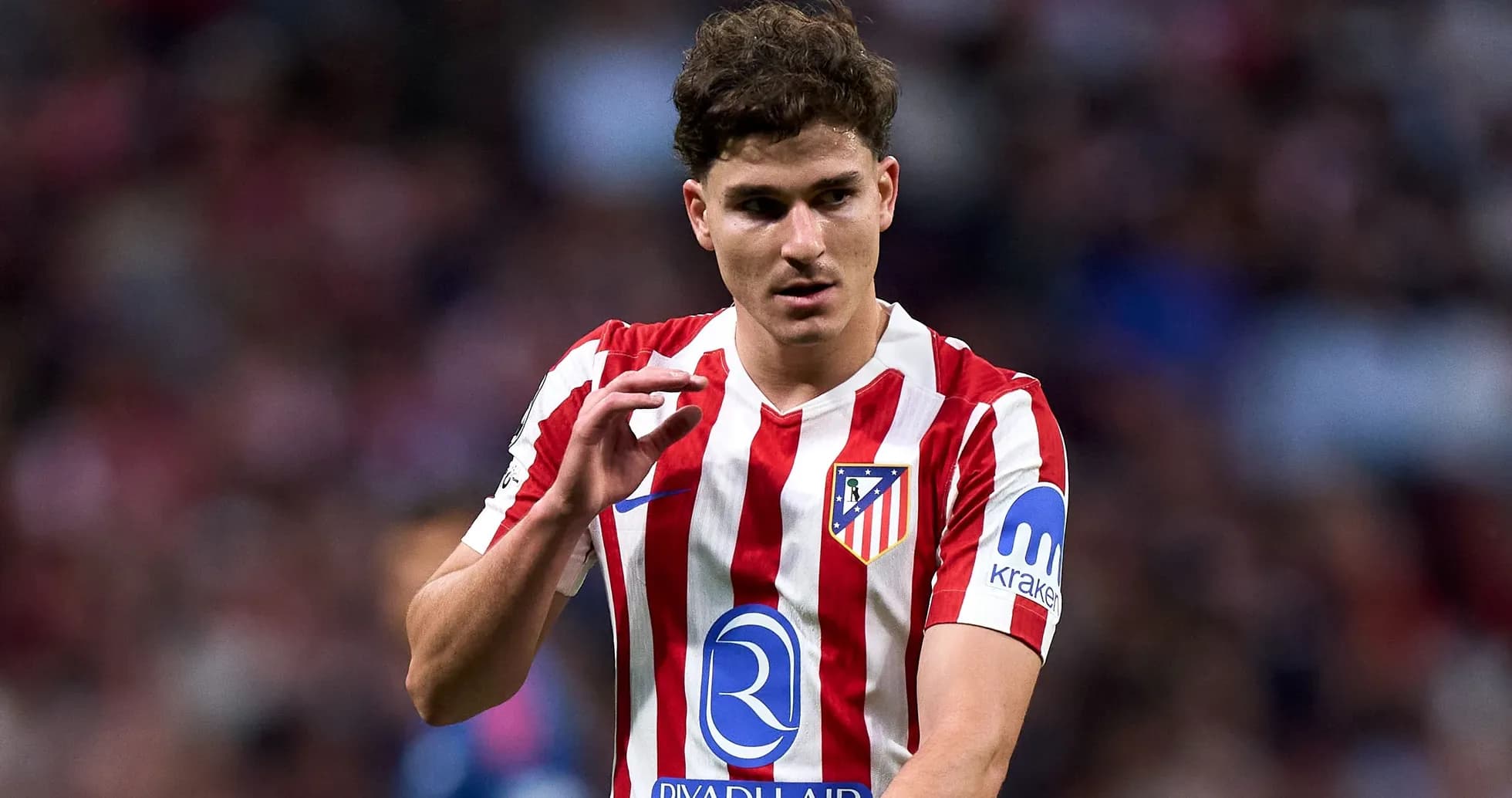 Futbolchi Atletico Madrid formasida harakatda