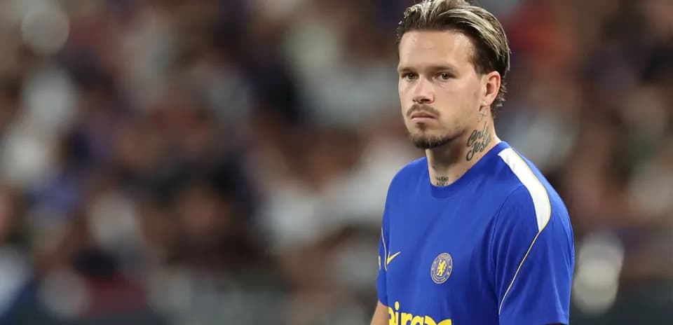 Futbolchi Chelsea formasida maydonda turibdi