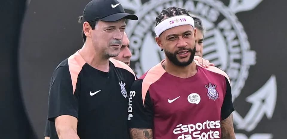 Trener va futbolchi murabbiylik jarayonida suhbatlashmoqda