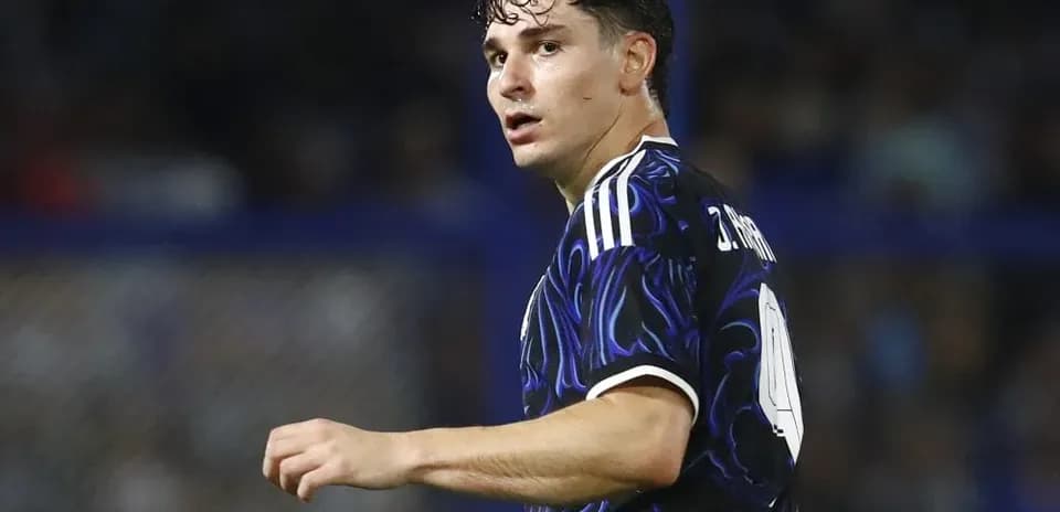 Futbolchi maydonda harakatlanmoqda