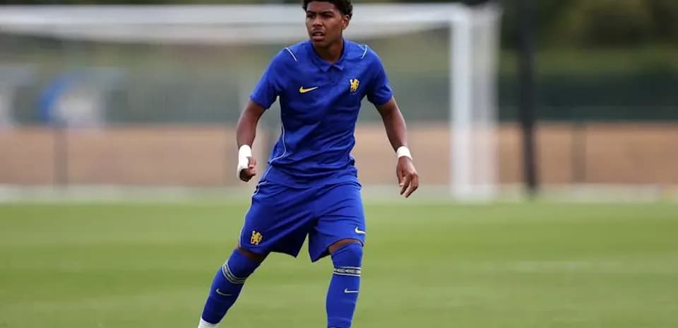 Futbolchi mashg'ulotda harakat qilmoqda