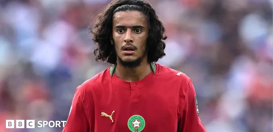 Futbolchi Marokash formasida maydonga tayyorlanmoqda