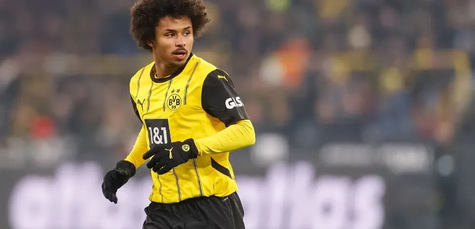 Futbolchi maydonda harakatda, Dortmund formasida