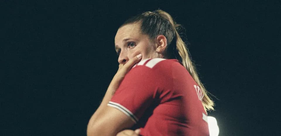 Futbolchi qiz o'yin davomida o'ylamoqda