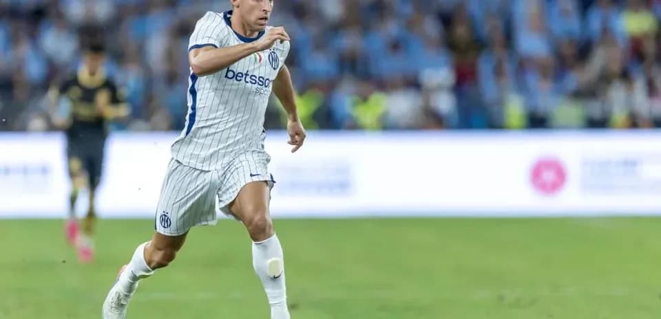 Futbolchi to'pni olib ketmoqda maydonda