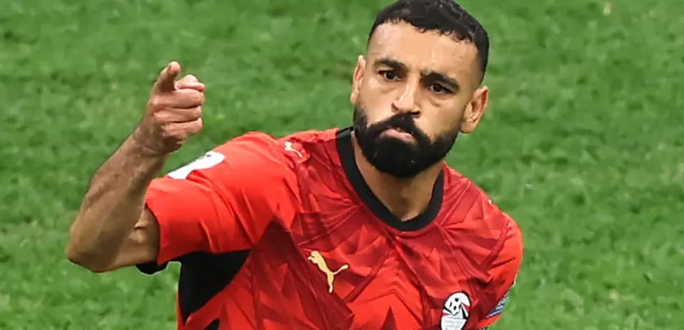 Futbolchi gol urishidan keyin nishonlayapti