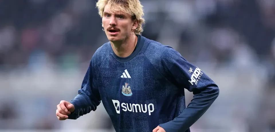 Futbolchi harakatda, Newcastle formasi kiygan