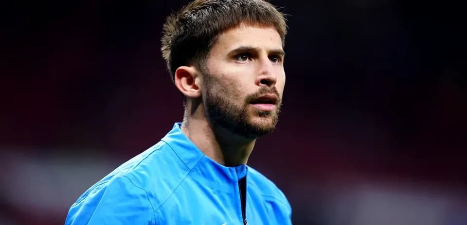 Futbolchi maydonda tayyorlanayotgan ko'k kiyimda