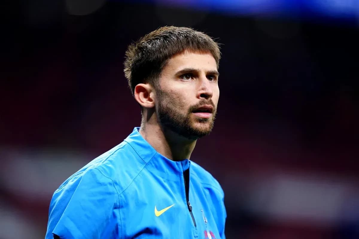 Futbolchi maydonda tayyorlanayotgan ko'k kiyimda
