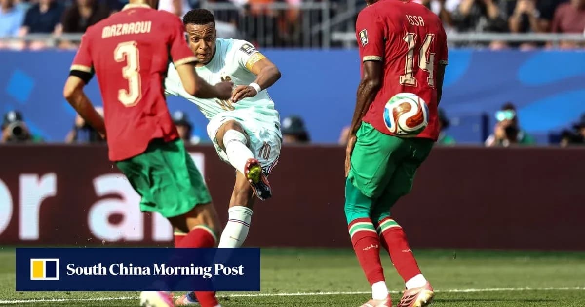 Futbolchilar to'pni zarba berish jarayonida