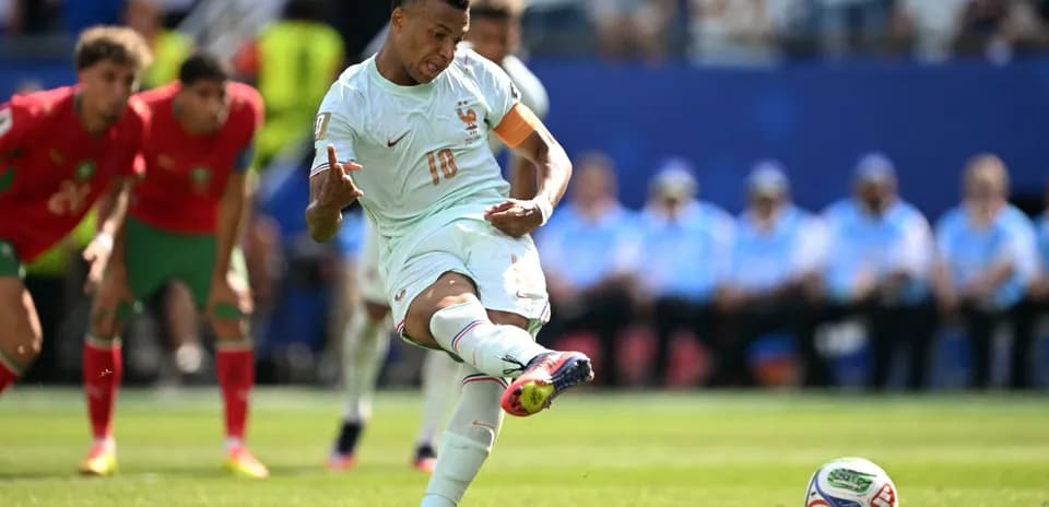 Futbolchi penalti zarb berayotgan payti