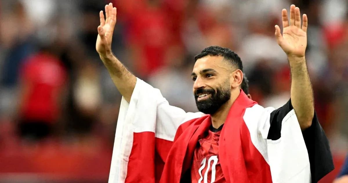 Futbolchi qo'lini ko'tarib ommaga salom bermoqda