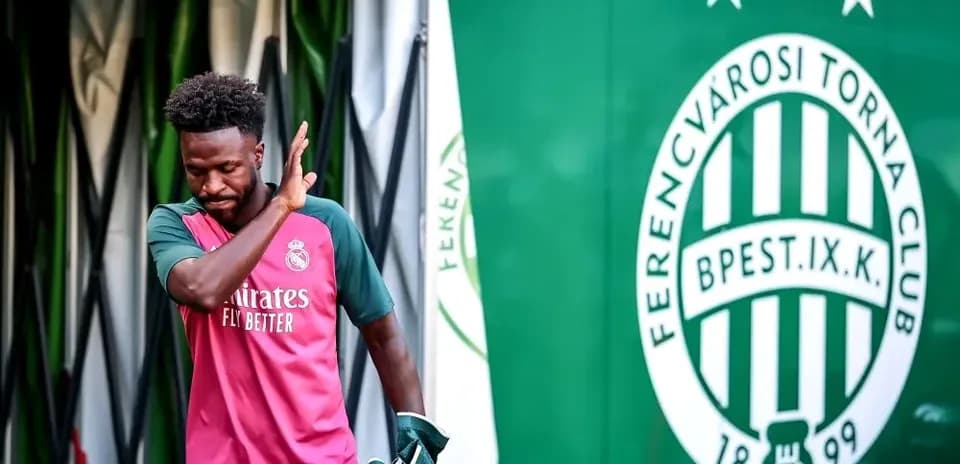 Futbolchi Ferencváros stadioniga kirayotgan paytda