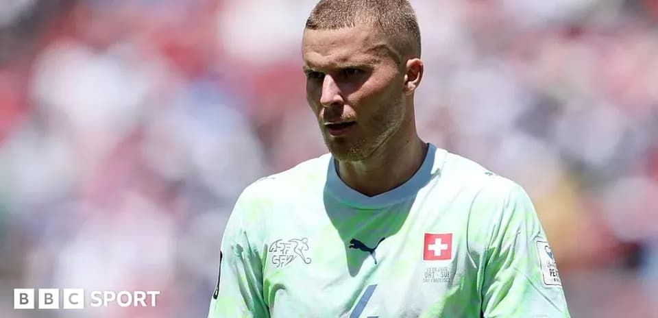 Futbolchi maydonda harakatda, Shveysariya formasi kiygan