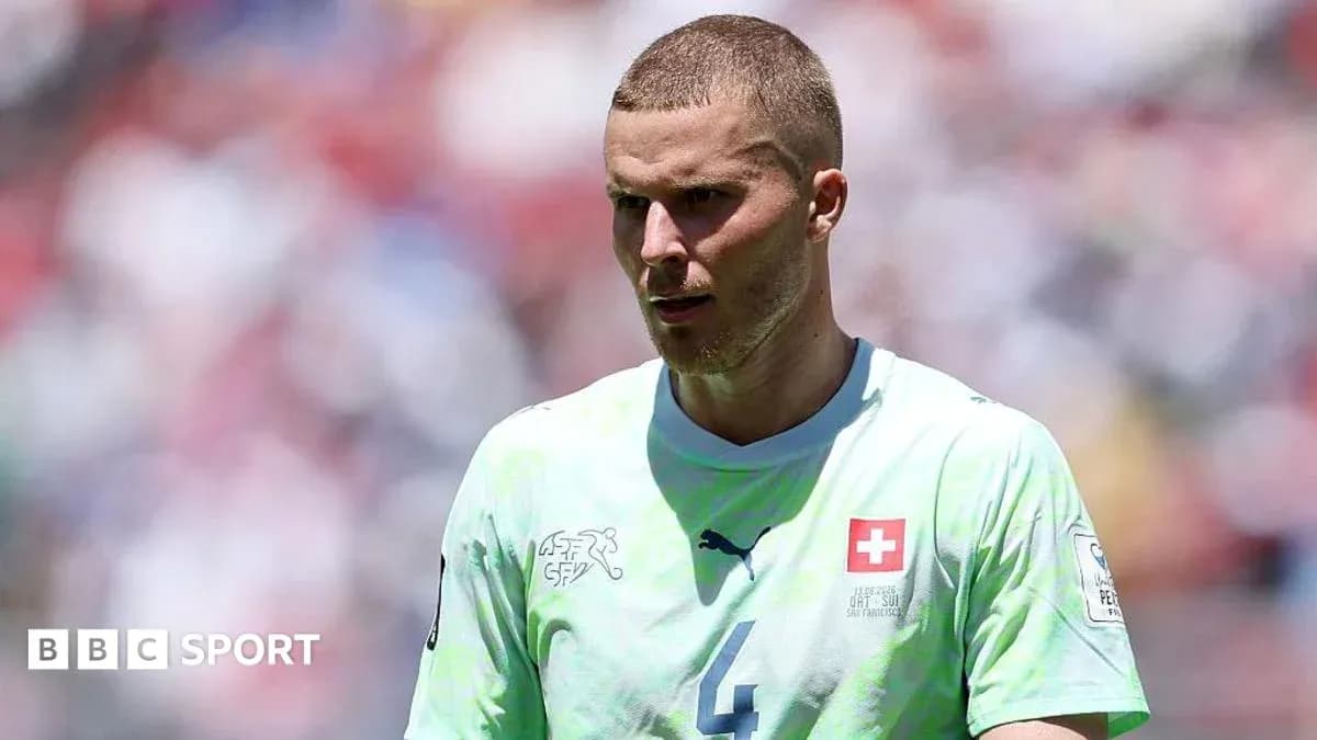 Futbolchi maydonda harakatda, Shveysariya formasi kiygan
