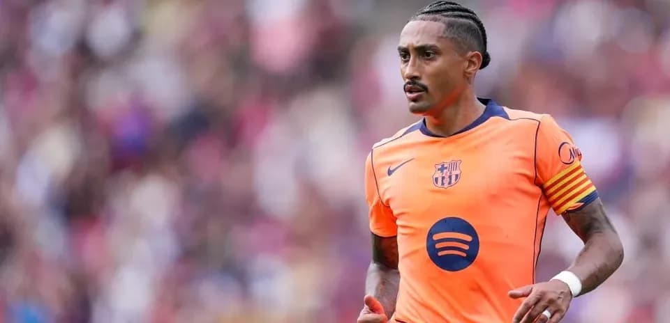 Futbolchi Barcelona formasida maydonda yurmoqda
