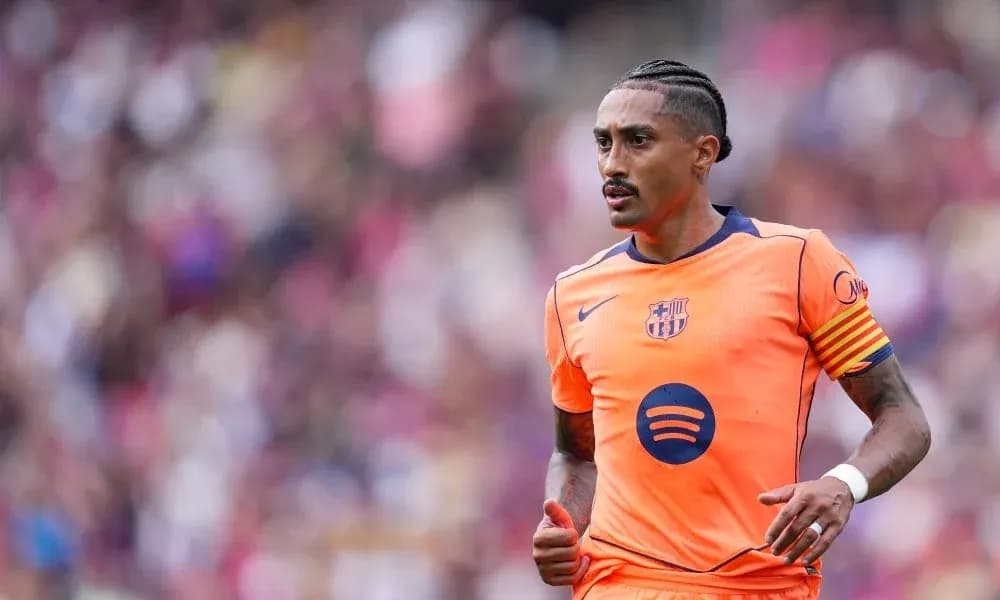 Futbolchi Barcelona formasida maydonda yurmoqda