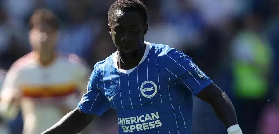 Futbolchi maydonda to'p bilan harakat qilmoqda