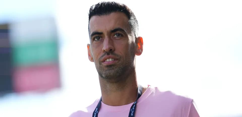 Futbolchi o'yin oldidan tayyorgarlik ko'rmoqda