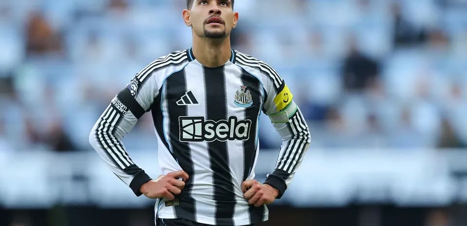 Futbolchi maydonda yuqoriga qarab turibdi