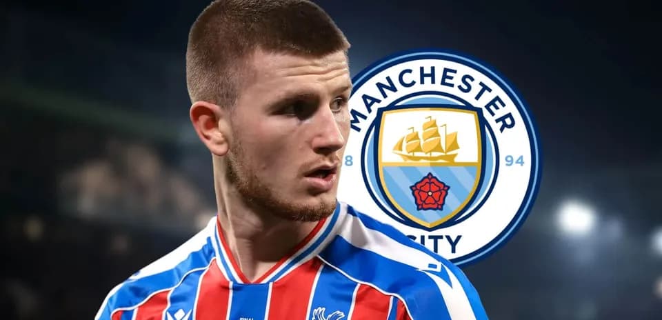 Futbolchi Manchester City logosi bilan fon