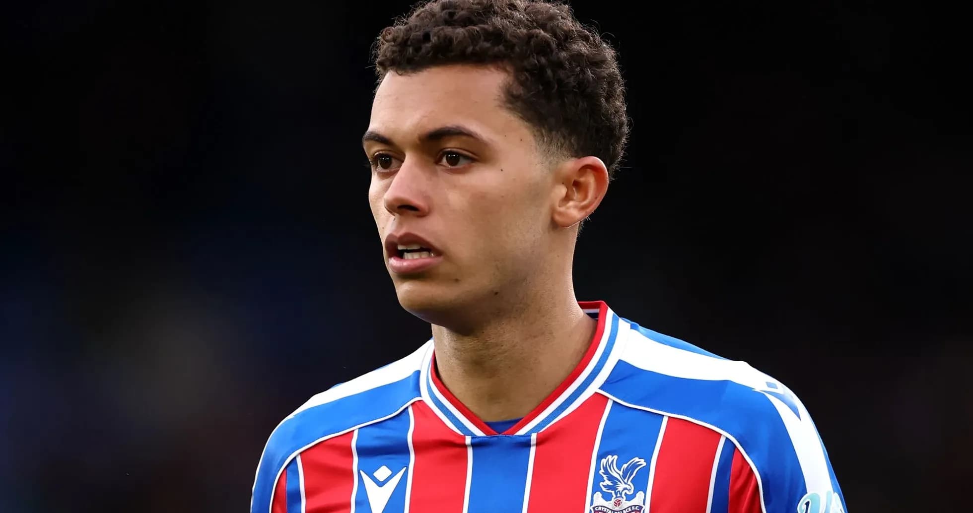 Futbolchi Crystal Palace formasida, o'yinda