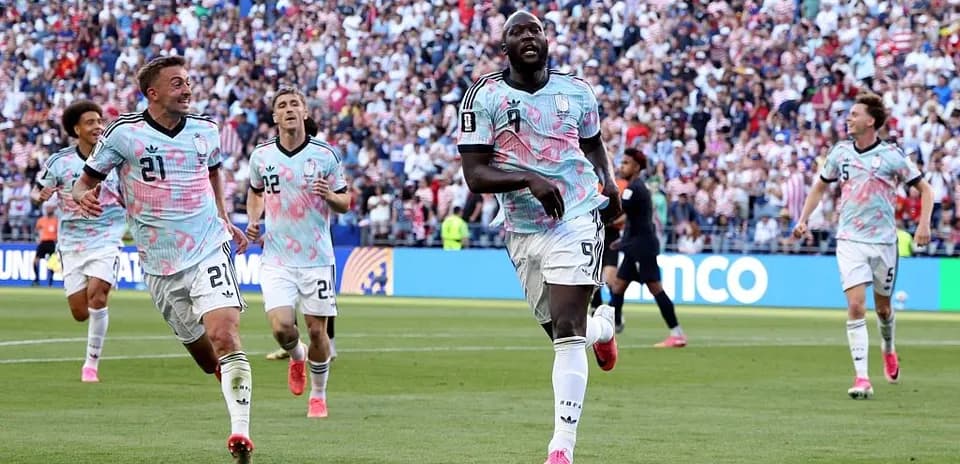 O'yin davomida gol urayotgan futbolchilar