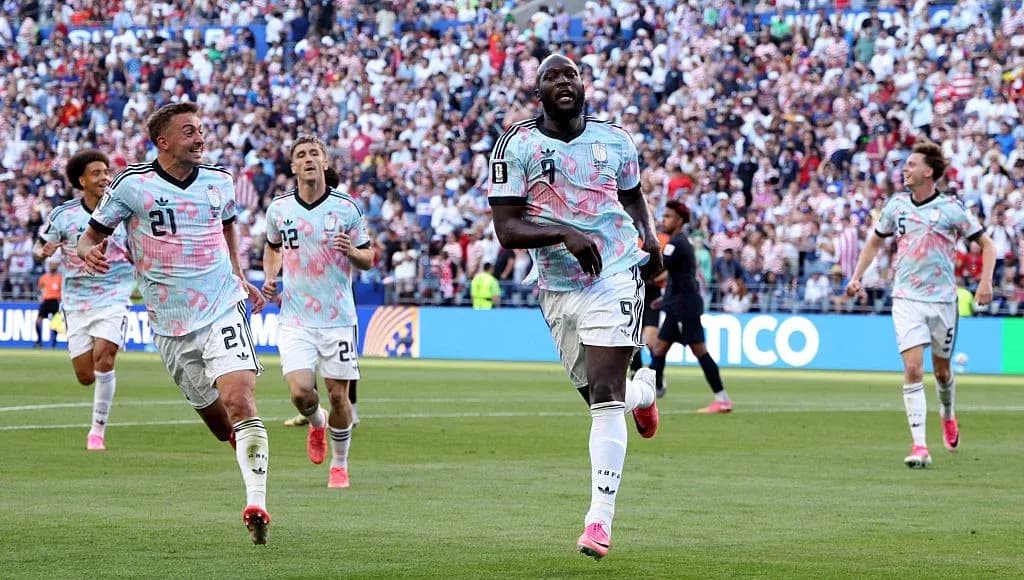 O'yin davomida gol urayotgan futbolchilar
