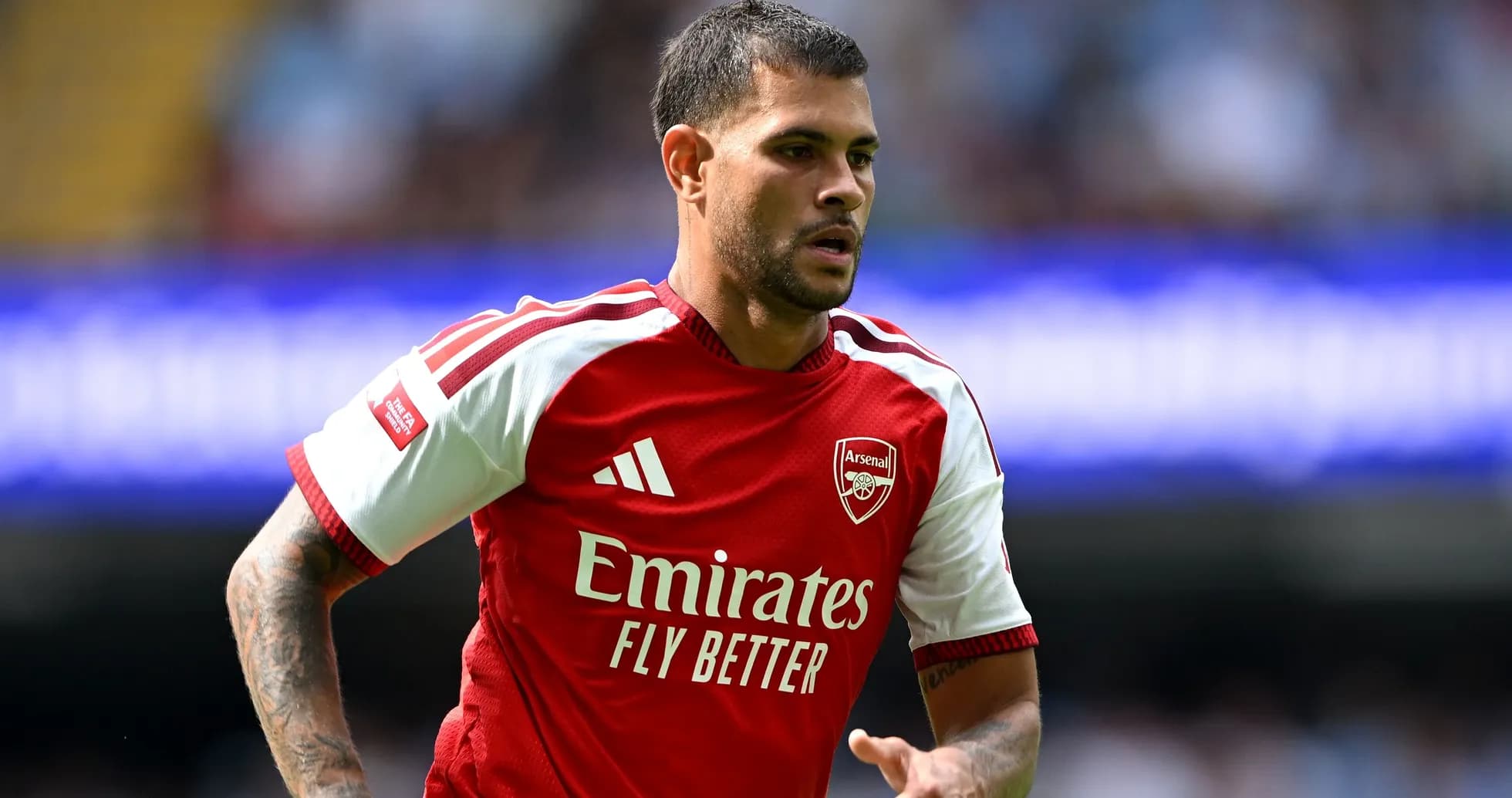 Futbolchi Arsenal formasida maydonda harakatda