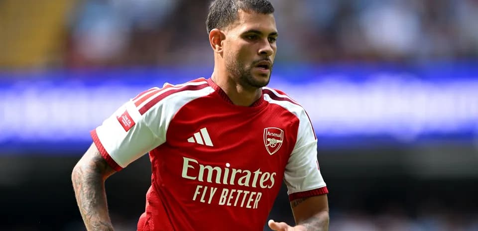 Futbolchi Arsenal formasida maydonda harakatda