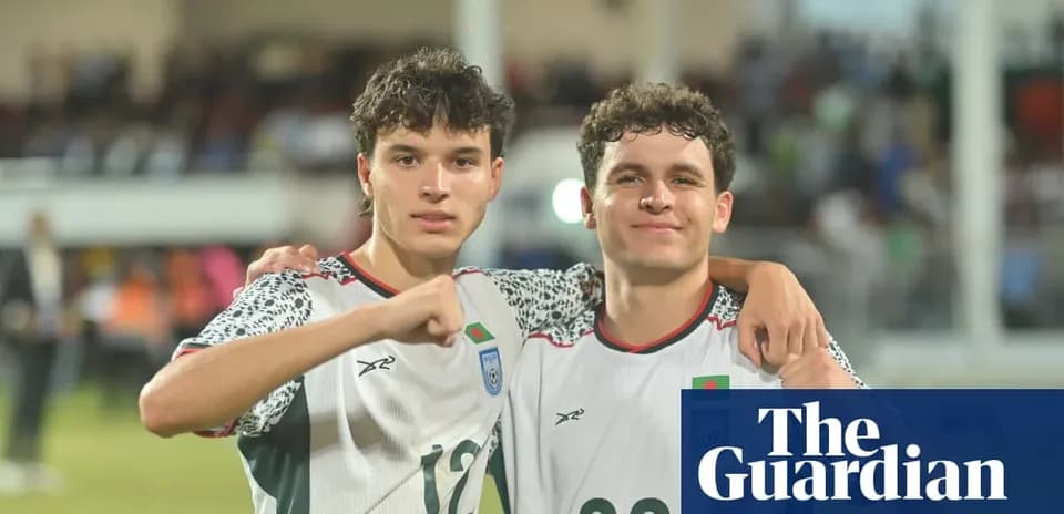 Ikkita futbolchi maydonda bir-biriga quchoqlanmoqda