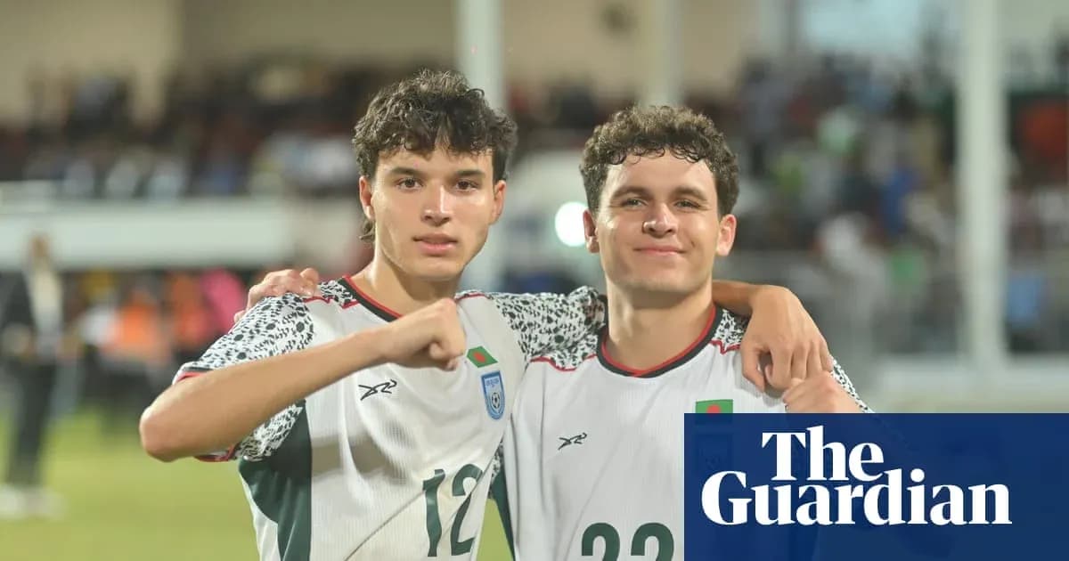 Ikkita futbolchi maydonda bir-biriga quchoqlanmoqda