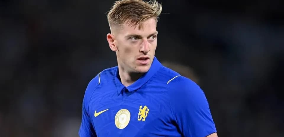 Futbolchi Chelsea formasida maydonda tayyorlanmoqda