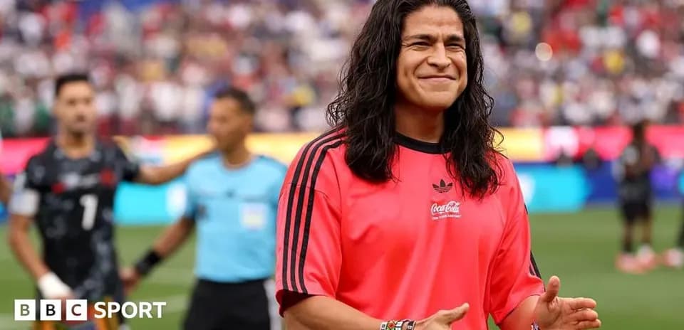 Futbolchi maydonda o'yin boshlanishiga tayyorlanmoqda