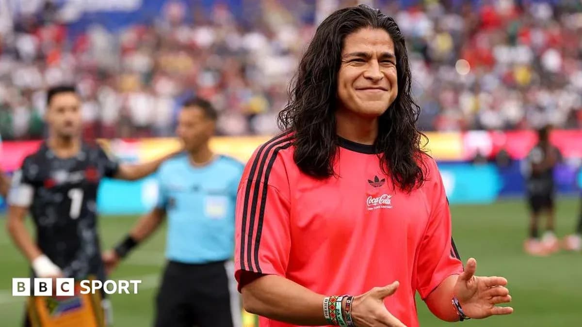 Futbolchi maydonda o'yin boshlanishiga tayyorlanmoqda