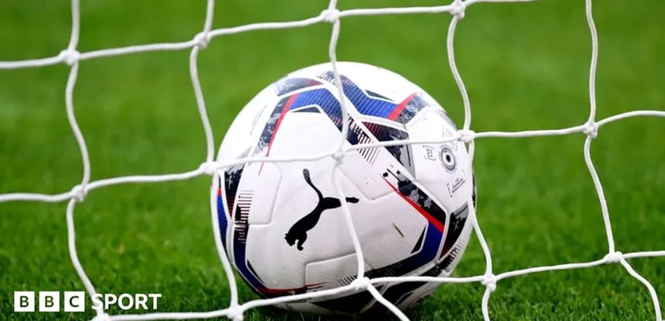 Futbol to'pi darvoza tarmog'ida joylashgan