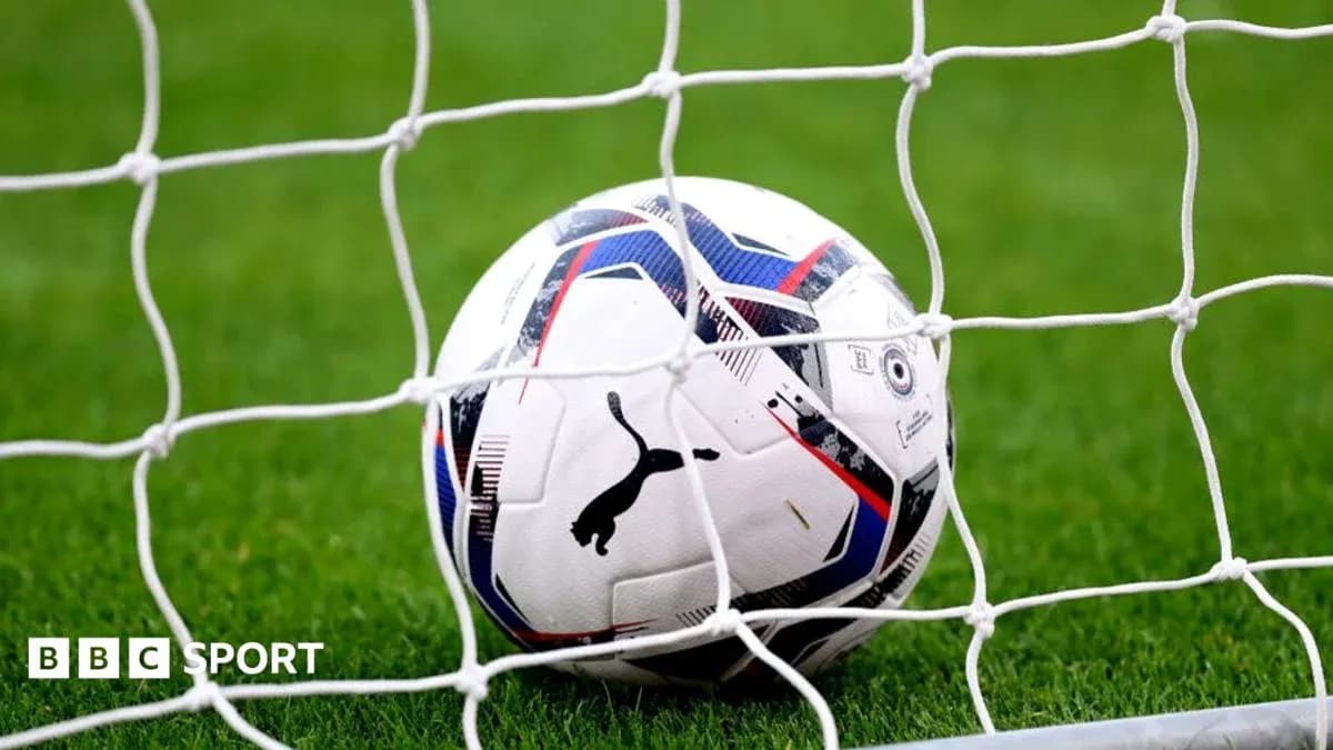 Futbol to'pi darvoza tarmog'ida joylashgan