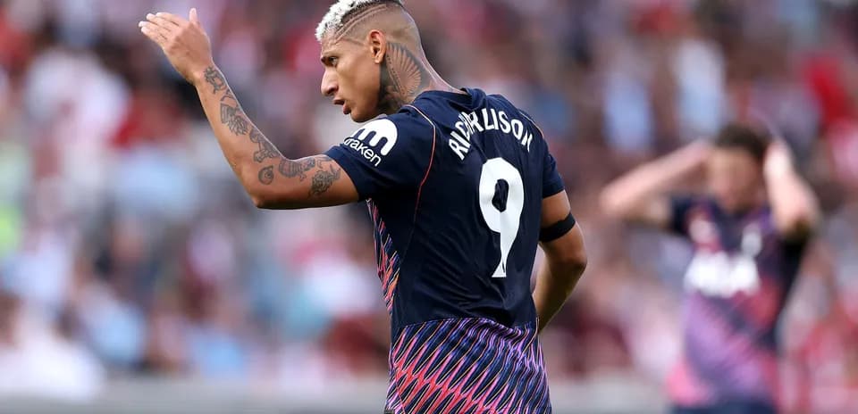 Futbolchi Richarlison maydonda harakatda