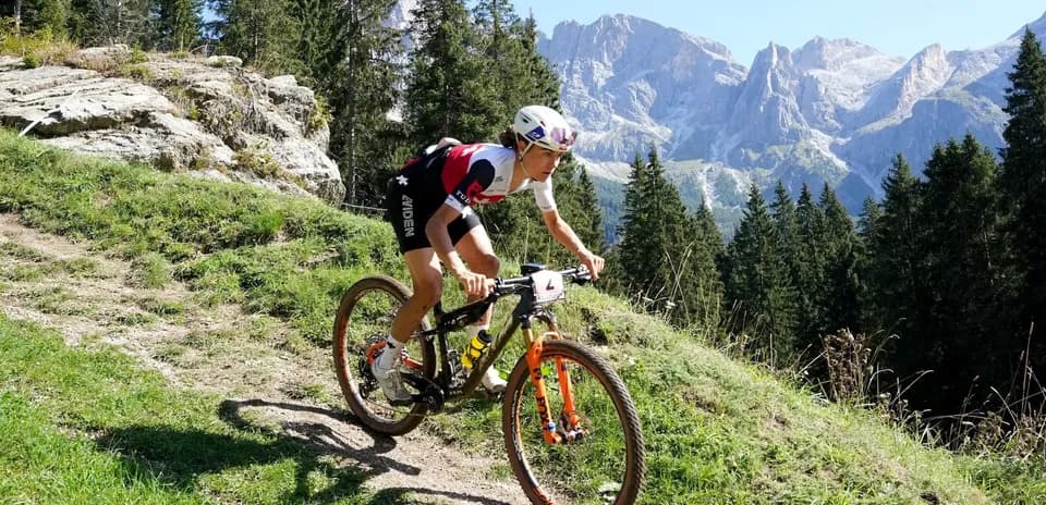 Velosipedchi tog'larda tezlik bilan harakatlanmoqda