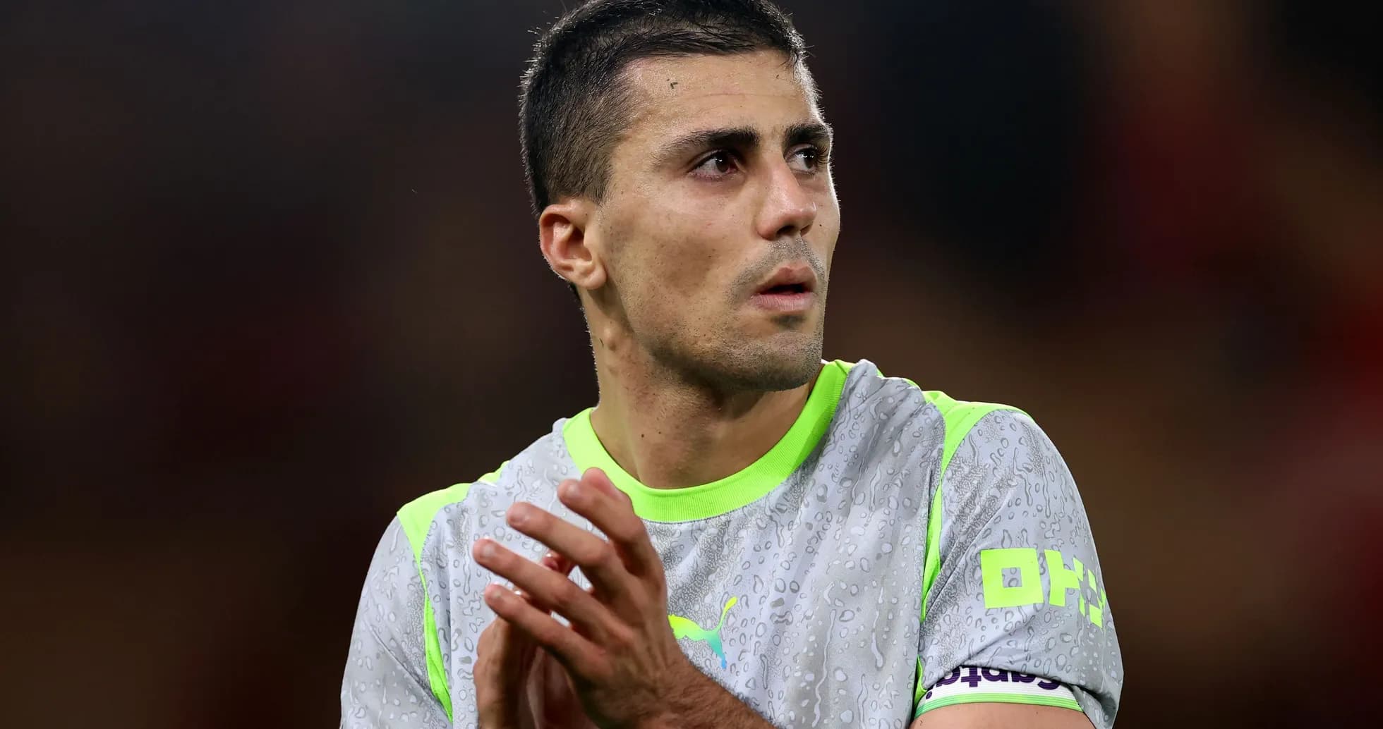 Futbolchi maydonda qo'llarini qarsak chalmoqda
