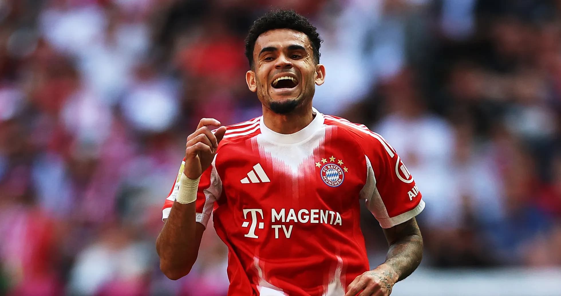 Futbolchi Bayern Munich formasida gol urayotgan