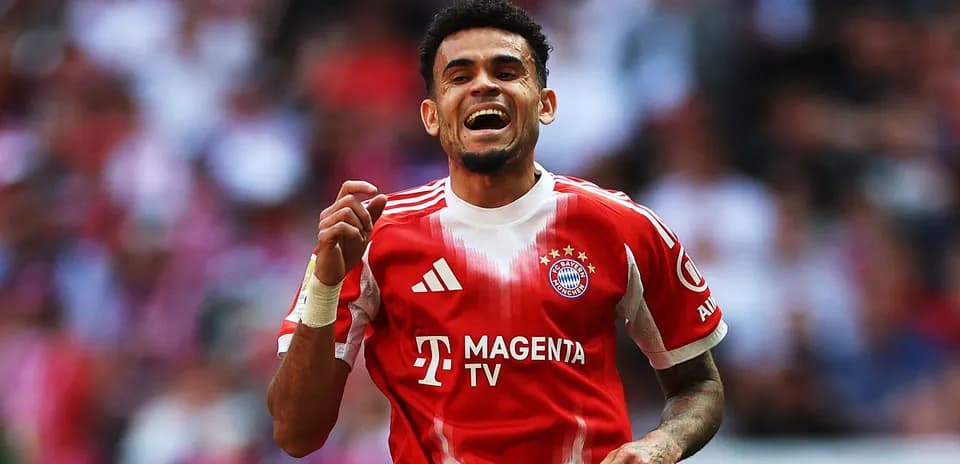 Futbolchi Bayern Munich formasida gol urayotgan