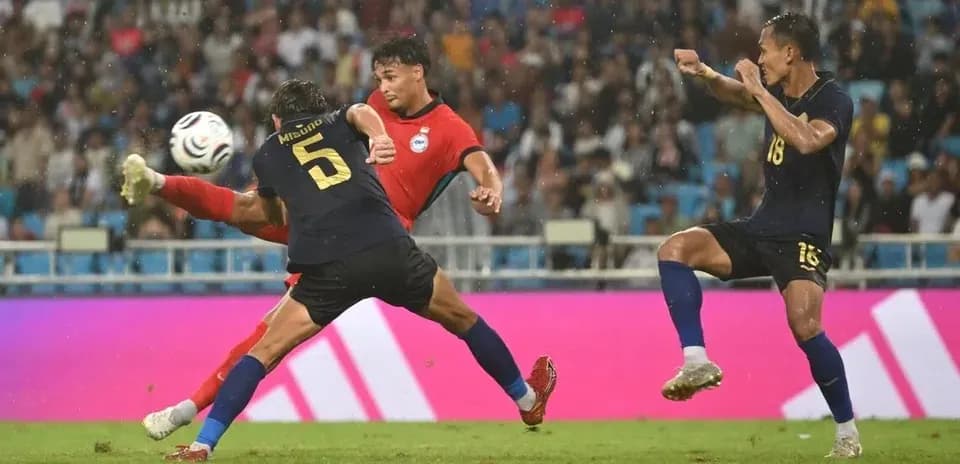 Player attempting to shoot while being challenged