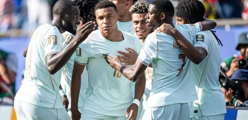 Fransiya futbolchilari gol urishdan keyin nishonlashmoqda