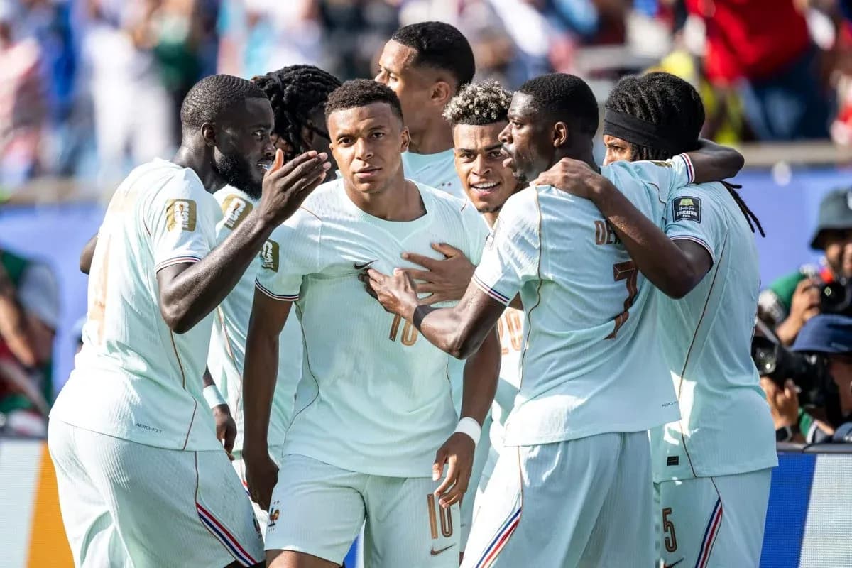 Fransiya futbolchilari gol urishdan keyin nishonlashmoqda
