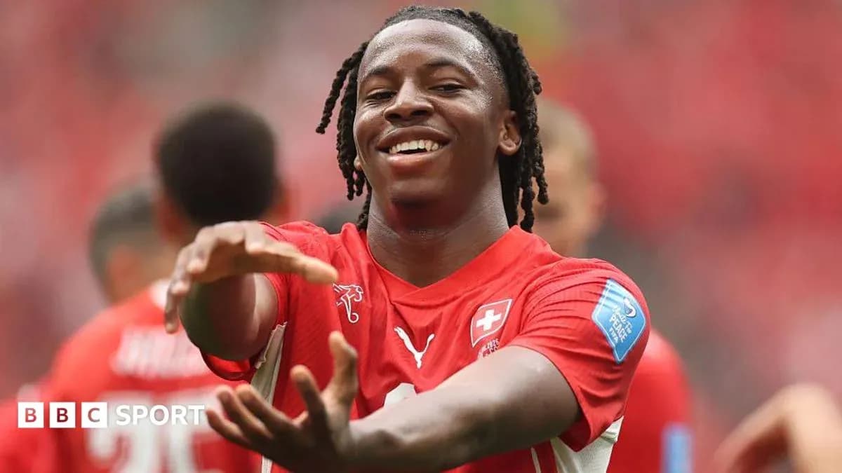 Futbolchi gollarni nishonlayotgan o'yinchi