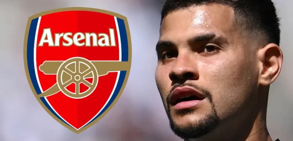 Futbolchi Arsenal logosi bilan maydonda