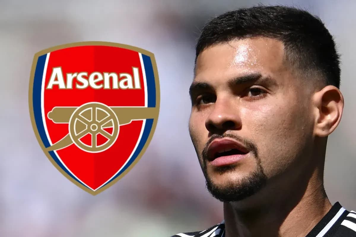 Futbolchi Arsenal logosi bilan maydonda
