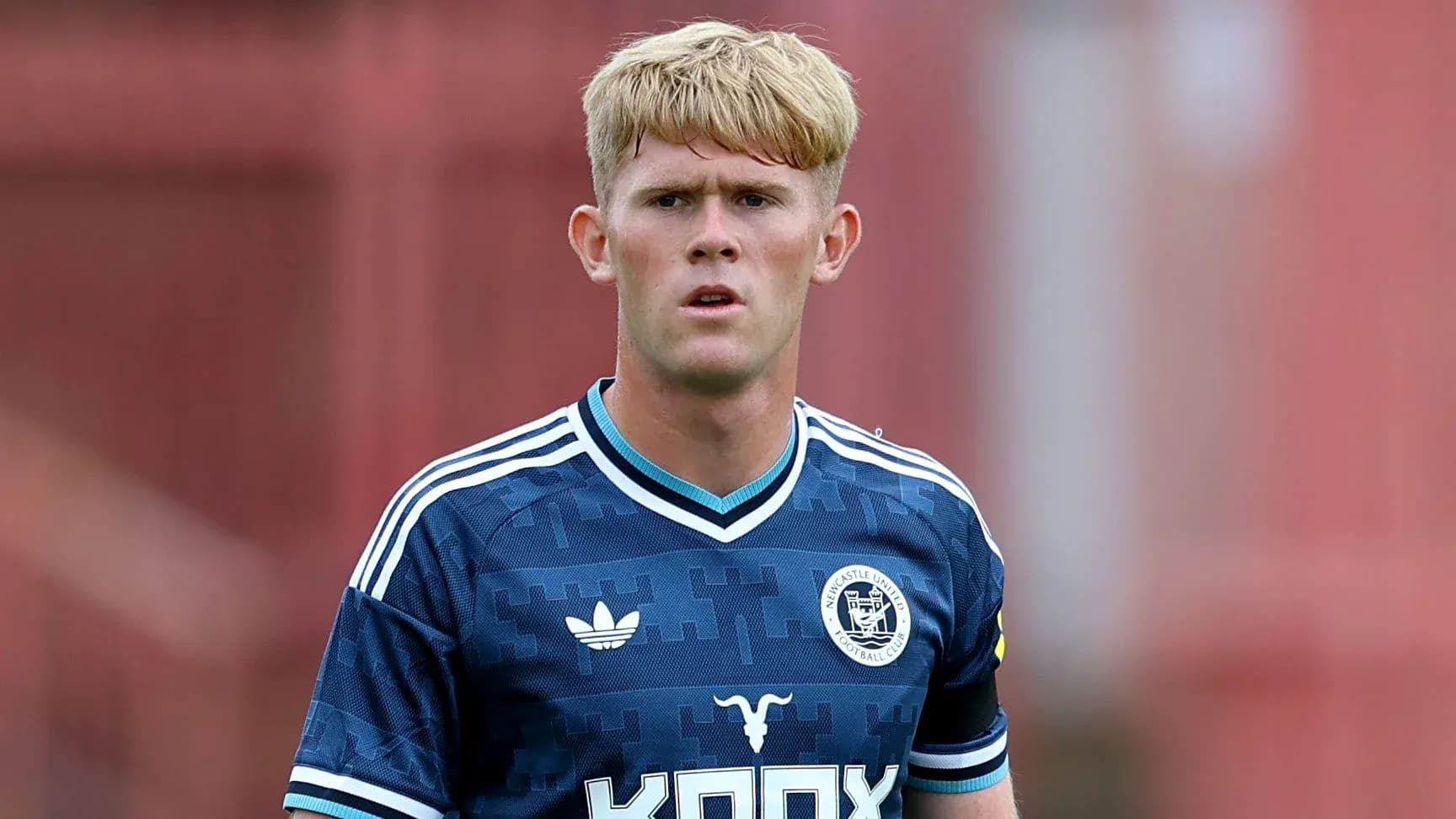 Futbolchi o'yin maydonida jamoa formasida