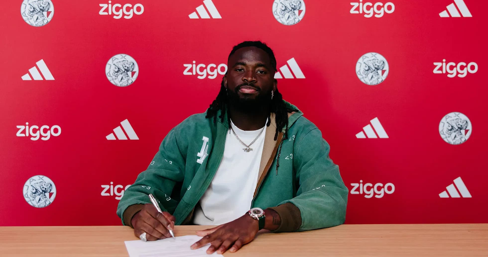 Futbolchi yangi shartnoma imzolamoqda